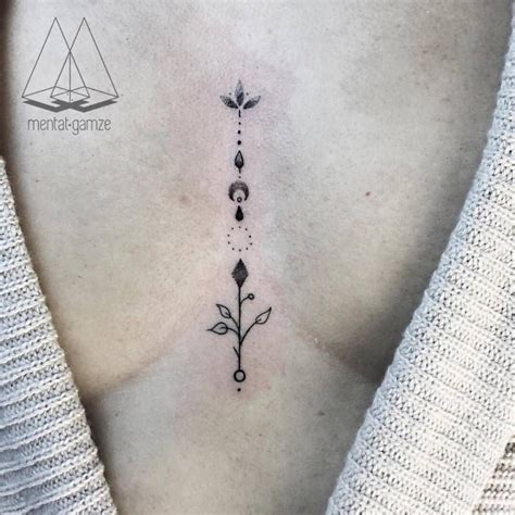 tatuajes en medio de los senos para mujeres|Tatuajes en la mitad del seno